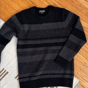 Barefoot Dreams Men's Black and Dark Gray Crewneck Sweater